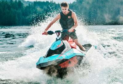 ¿Puede morir al caerse de un jet ski?