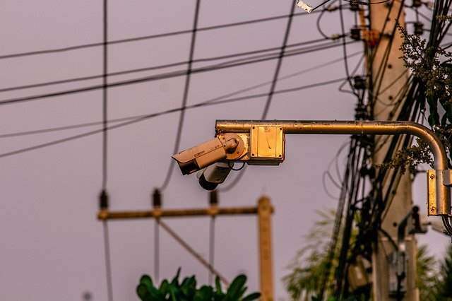 ¿Cómo se puede utilizar la vigilancia por video para determinar la culpa en un accidente de automóvil?