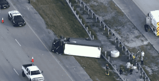 Mujer trasladada en helicóptero tras volcadura de camión en I-75