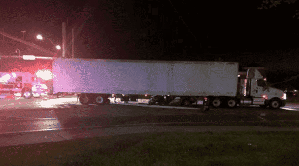 1 Lesionado Después de la Colisión entre un Camión de Carga y un Automóvil en un Accidente en Cape Coral