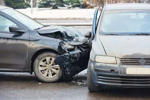 ¿Puede la conducción distraída causar un accidente de impacto lateral?