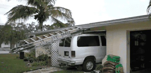 Accidente de furgoneta choca contra una casa en Bonita Springs