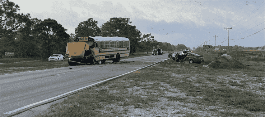 Conductor herido tras choque con autobús escolar en Cape Coral