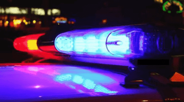 Vehículo de policía se pasa un semáforo en rojo, hiere gravemente a un hombre de 78 años