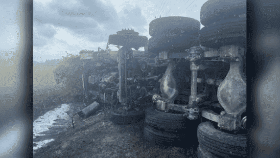 Camión Volquete se Incendia Tras Accidente de Vuelco en North Fort Myers