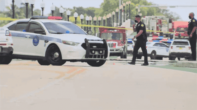 Peatón atropellado por un automóvil tras saltar a la carretera en el Venetian Causeway