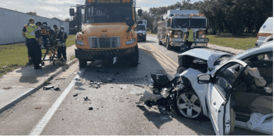 Conductor Acelerado al Hospital Tras Accidente de Autobús Escolar en Fort Myers