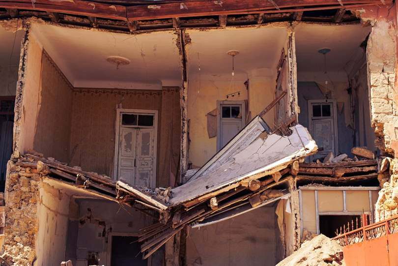 Colapso de Edificio en Surfside, FL, Deja a Decenas de Lesionados y Desplazados