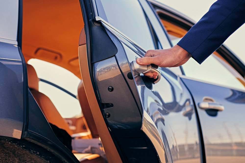 ¿Quién es el culpable cuando se golpea una puerta de coche abierta?