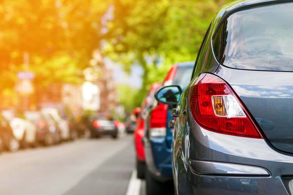 ¿Quién es el responsable al chocar con un coche estacionado?