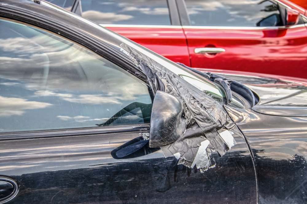 ¿Quién es el culpable en un accidente de roce lateral?