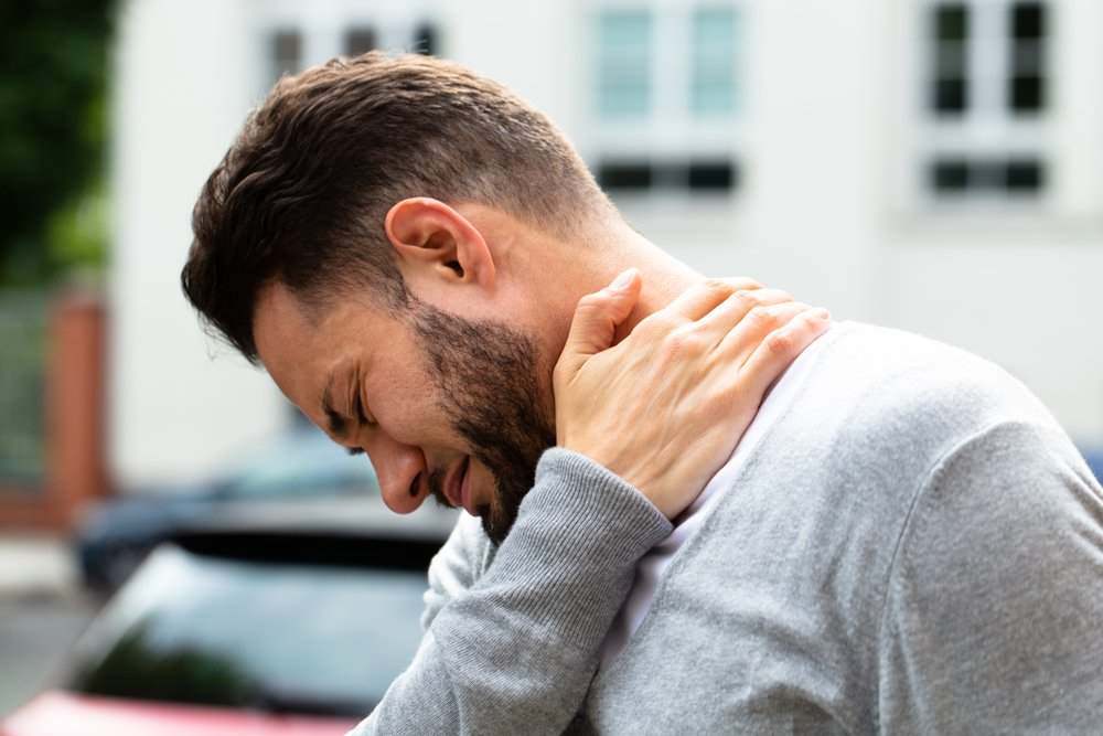 ¿Qué es el acuerdo promedio por un nervio pinzado debido a un accidente de automóvil?