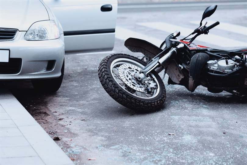 ¿Cómo se comparan los accidentes de coche con los accidentes de motocicleta?