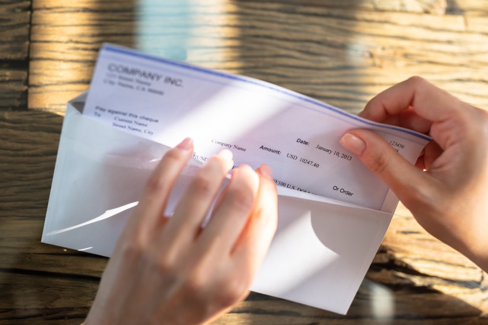 ¿Debo cobrar un cheque que me envió mi compañía de seguros?