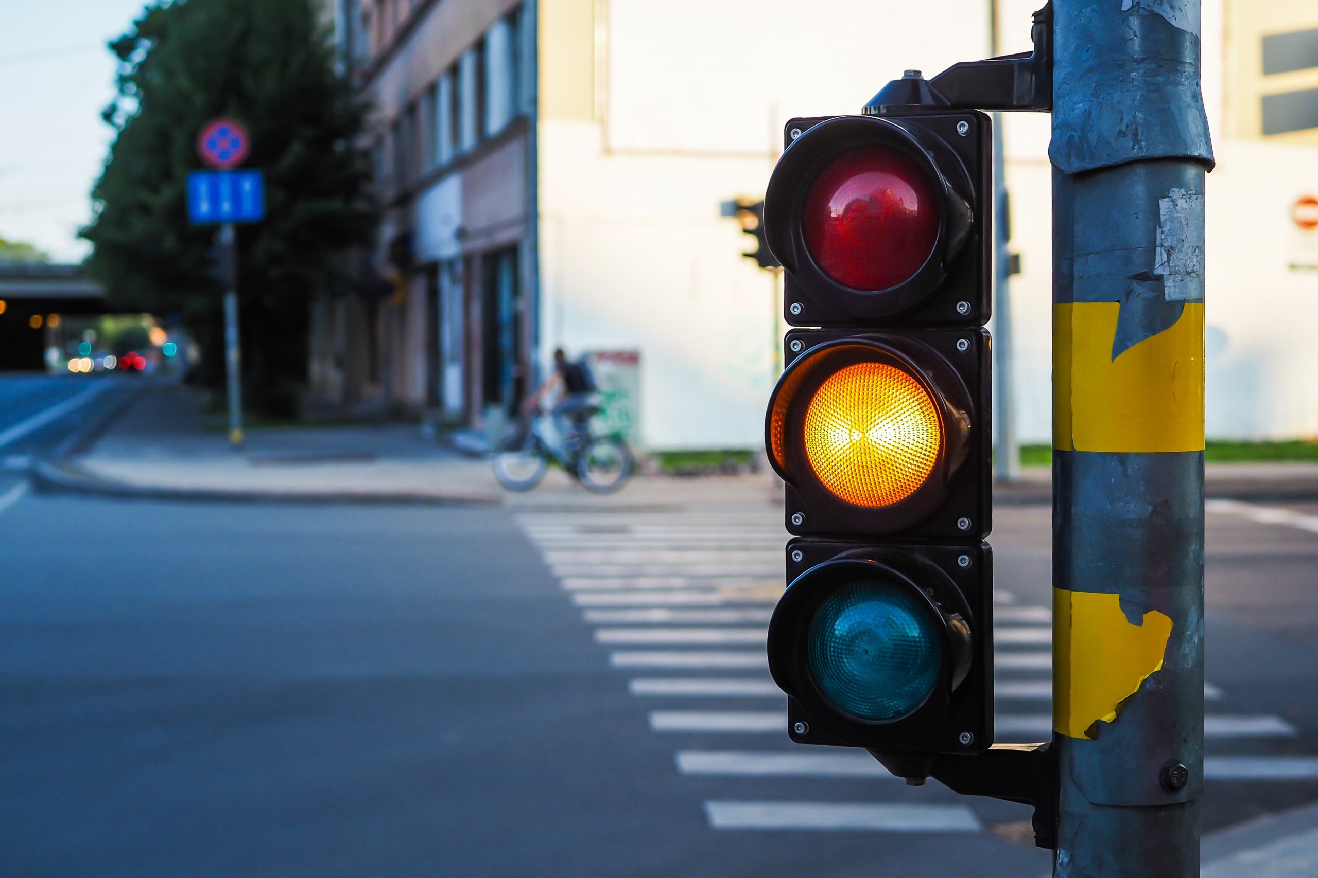 ¿Quién es el culpable en un accidente con luz amarilla?