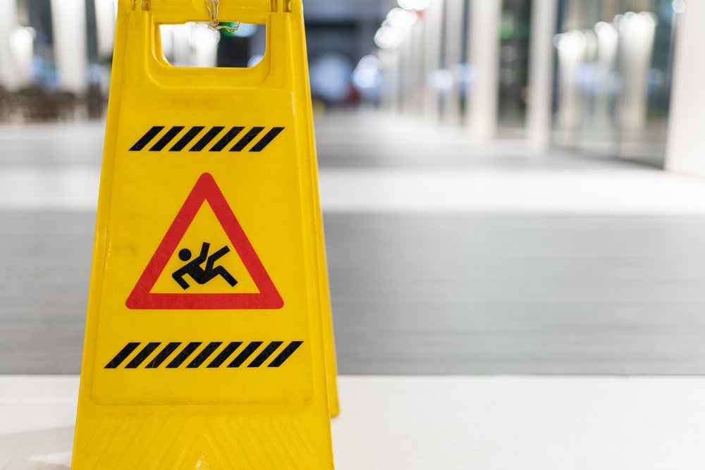 ¿Quién es responsable si se resbaló en un piso mojado sin señal de piso mojado?