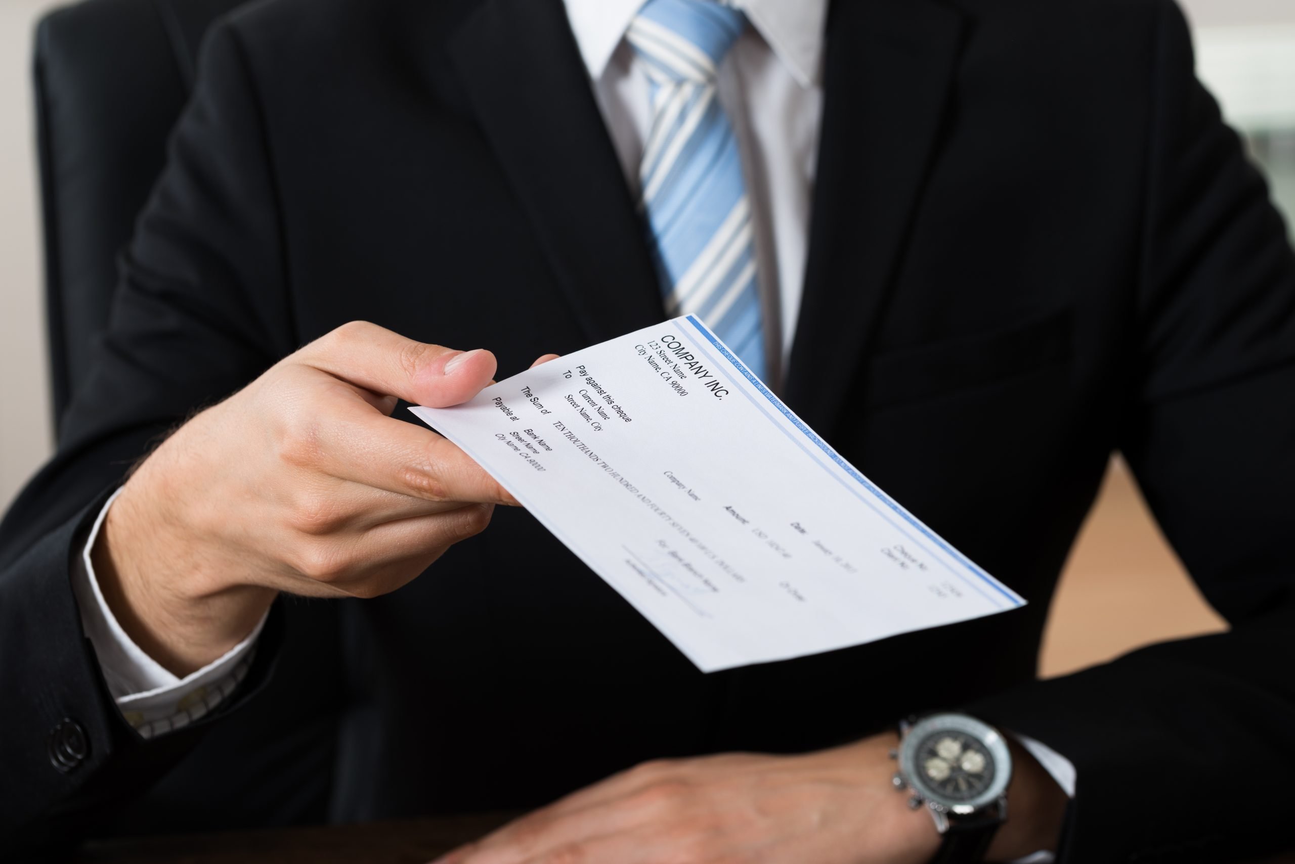 ¿Debería aceptar un cheque del conductor culpable o de la compañía de seguros del conductor culpable?