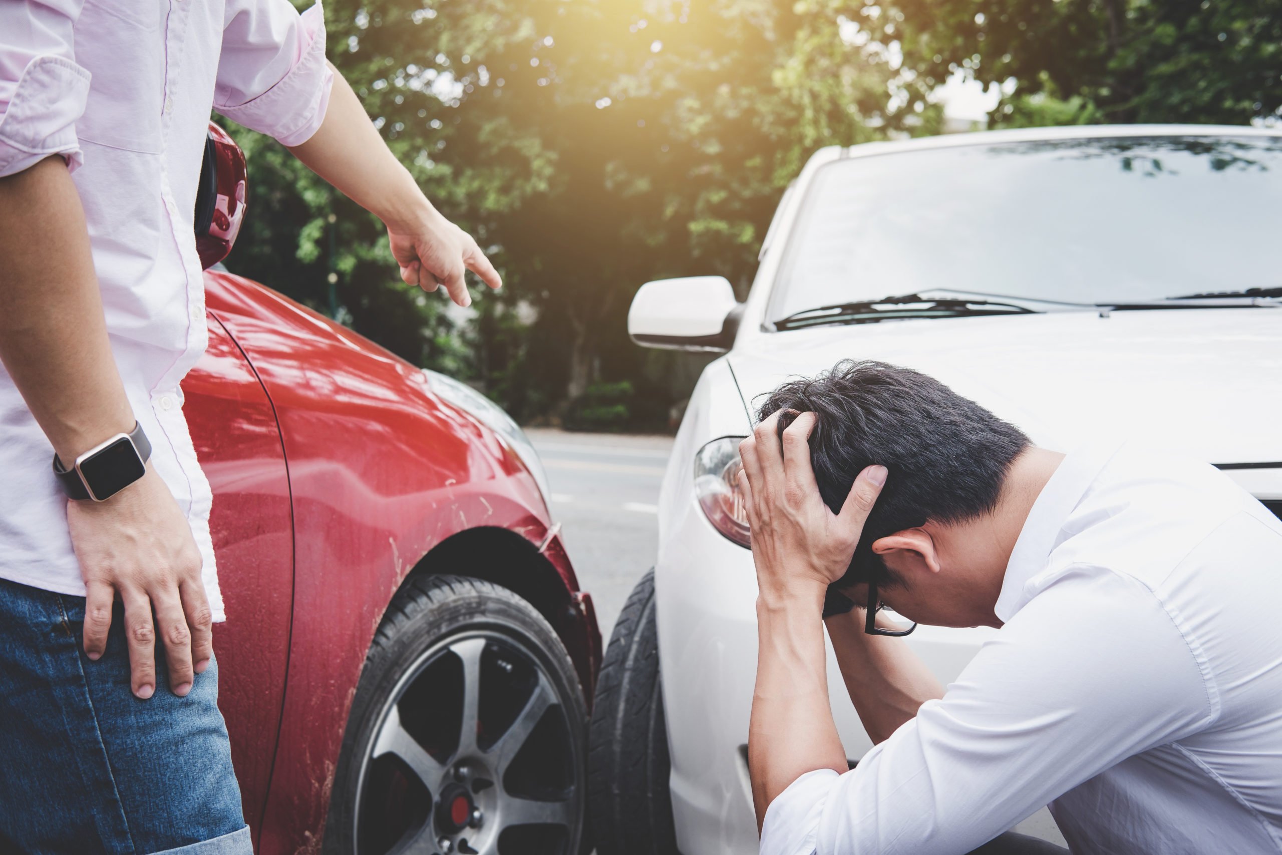 Cuando Tu Amigo Choca Contra Tu Coche y Resultas Lesionado – ¿Deberías Demandarlo?