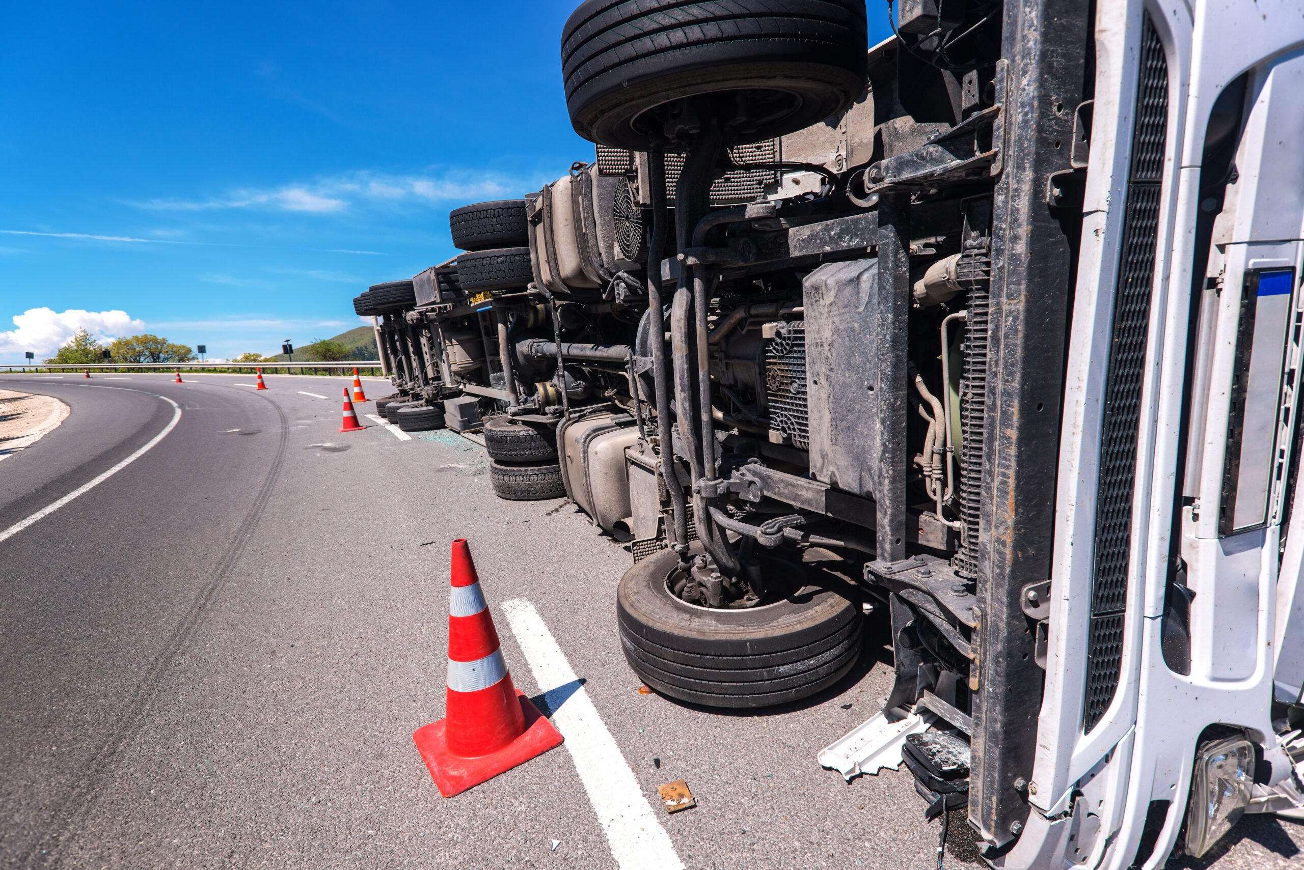 Tractor-Trailer y Accidentes de Camiones de 18 Ruedas: Comprendiendo las Complejidades Legales