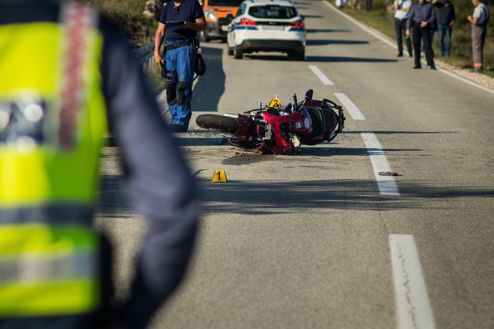 ¿Qué pasa si el otro conductor afirma que estaba acelerando en mi accidente de motocicleta en Fort Myers?
