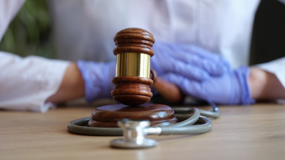¿Puedo demandar por el síndrome de enclaustramiento en Florida si mi médico fue el culpable?