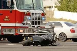 camión de bomberos que llega a la escena de un accidente de motocicleta