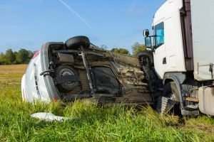 camión y auto chocar uno contra otro en una zanja